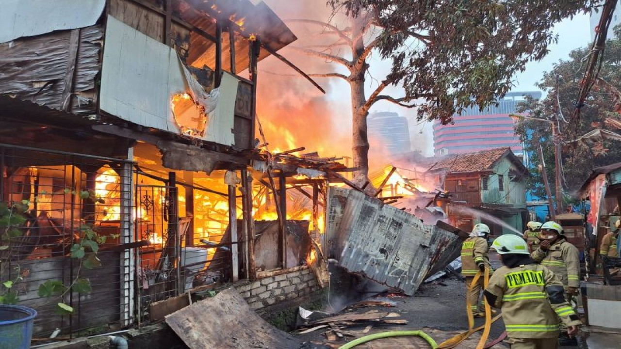 Petugas Suku Dinas Penanggulangan Kebakaran dan Penyelamatan Jakarta Selatan memadamkan api yang membakar pemukiman di Setiabudi, Jakarta Selatan, Minggu (12/3/2023). (HO-Gulkarmat Jakarta Selatan)