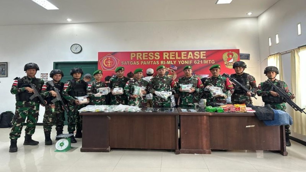 Satgas Pamtas RI-Malaysia Yonif 621/MTG merilis barang bukti upaya penyelundupan paket narkoba jenis sabu-sabu seberat 20,8 kg yang berhasil diamankan dari Pos Labang jalur air lintas batas RI-Malysia di Desa Labang, Nunukan, Kalimantan Utara, Senin (6/3/2023). (ANTARA/HO-Dispenad)