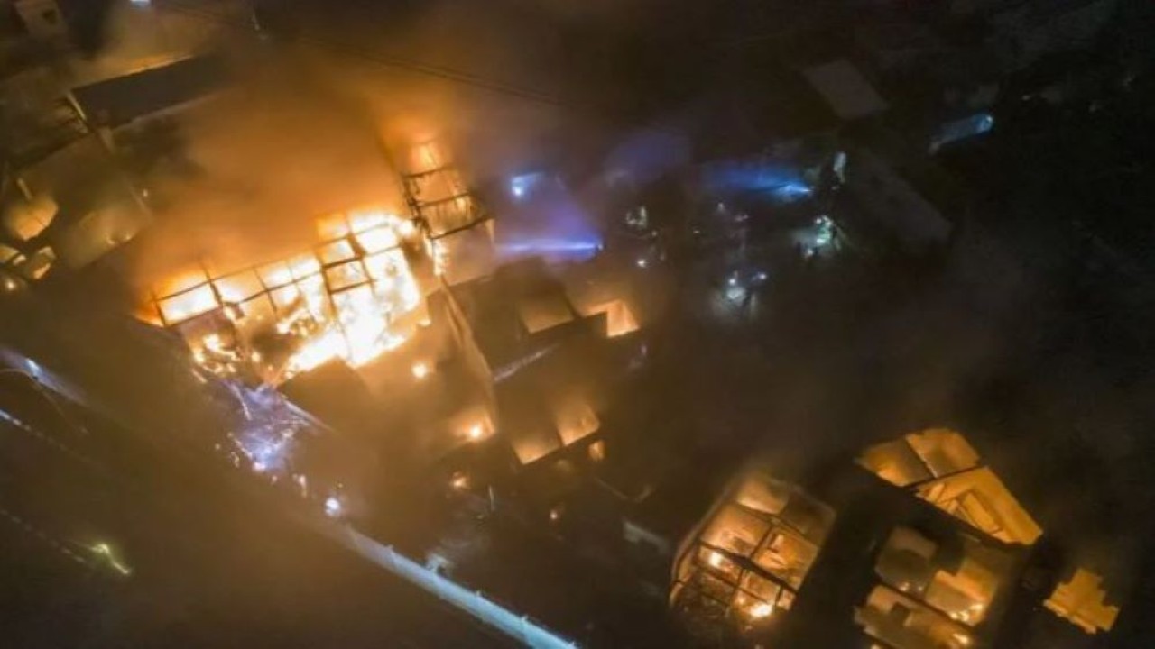 Depo Pertamina Plumpang kebakaran pada Jumat (3/3/2023) malam. (Antara)