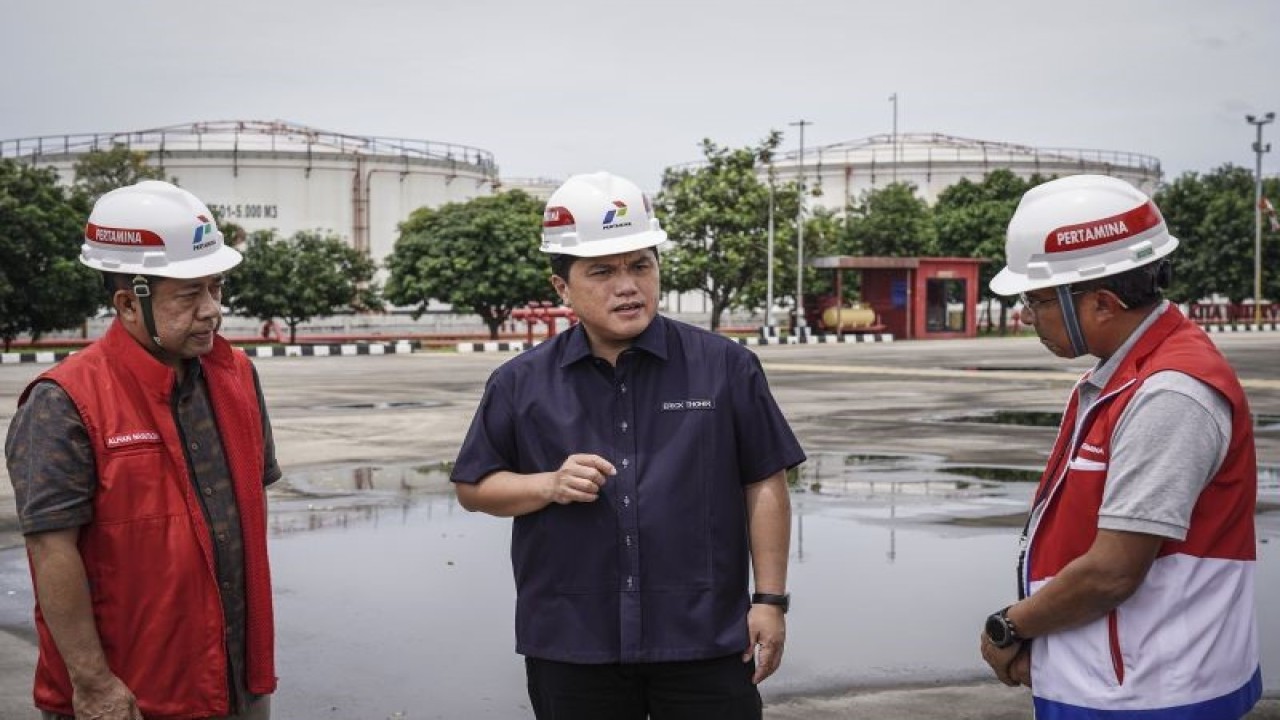 Menteri BUMN Erick Thohir (tengah) didampingi Dirut Pertamina Patra Niaga Alfian Nasution (kiri) dan Direktur Logistik dan Infrastruktur Pertamina Erry Widiastono (kanan) meninjau Pertamina Integrated Terminal Jakarta di Plumpang, Jakarta Utara, Sabtu (4/3/2023). Dalam kunjungannya Erick Thohir mendengarkan laporan kejadian sekaligus mengecek kondisi kilang dan menegaskan akan terus mengawal kasus hingga tuntas serta memastikan proses penanganan terhadap korban dan masyarakat terdampak menjadi prioritas utama. ANTARA FOTO/Dhemas Reviyanto/nz
