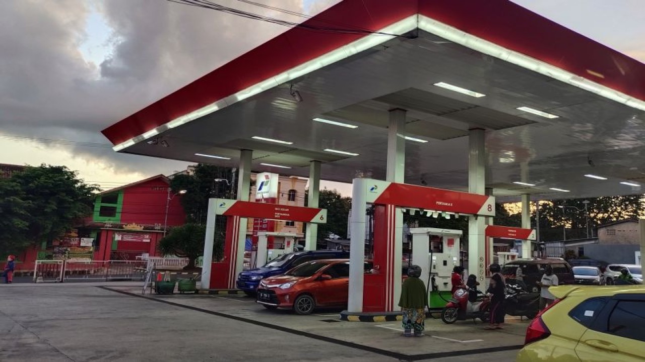 Sejumlah pengendara sedang melakukan pengisian bahan bakar minyak (BBM) di stasiun pengisian bahan bakar umum (SPBU) Kota Bandarlampung, Lampung. ANTARA/Dian Hadiyatna