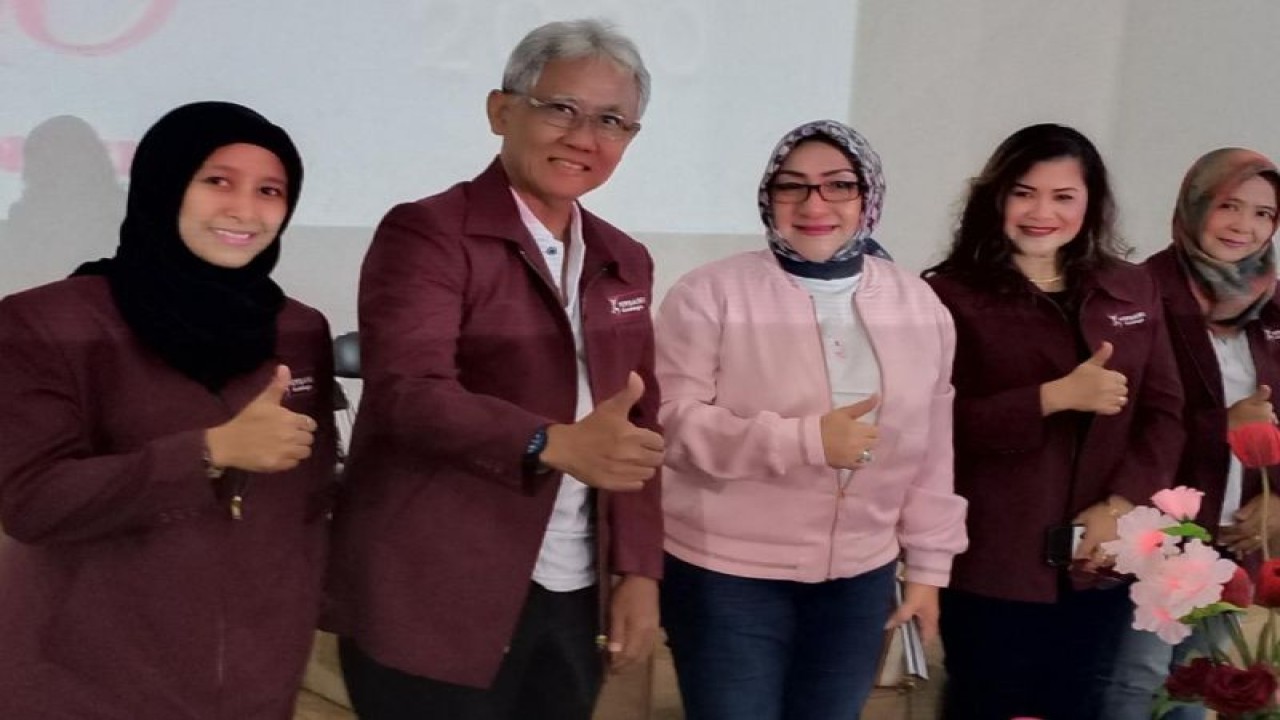 Ketua Persatuan Senam Indonesia (Persani) Kota Surabaya Pertiwi Ayu Krishna bersama pengurus Persani lainnya (ANTARA/HO-DPRD Surabaya)