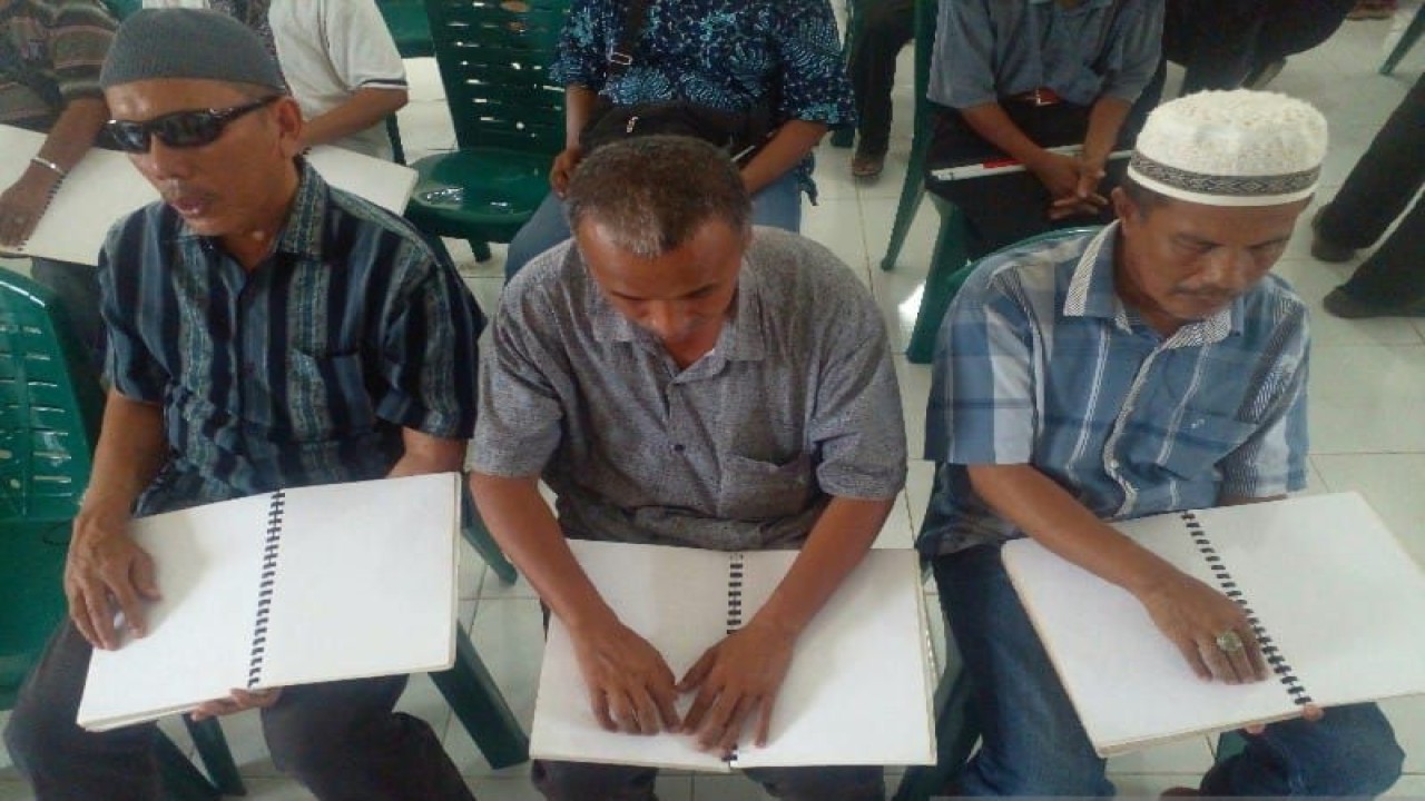 Anggota Pertuni Sumut membaca Al Quran braille di Ruang Pertuni Sumut, Kamis (30/3/2023). (ANTARA/M Sahbainy Nasution)