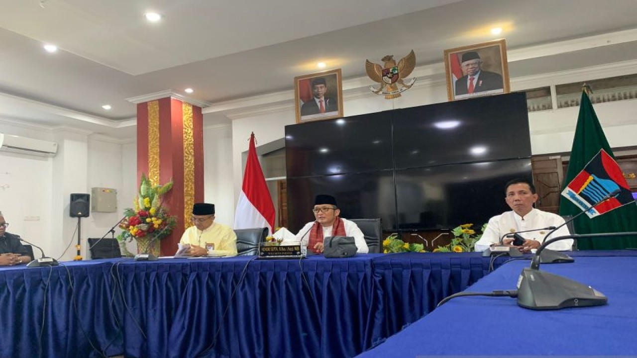 Wali Kota Padang Hendri Septa (tengah) dan Dirut Perumda Air Minum Hendra Pebrizal (kiri) serta Kepala BPSDM Arfian (kanan) saat jumpa pers di Padang, Sumbar, Jumat (24/3/2023). ANTARA/Mario Sofia Nasution