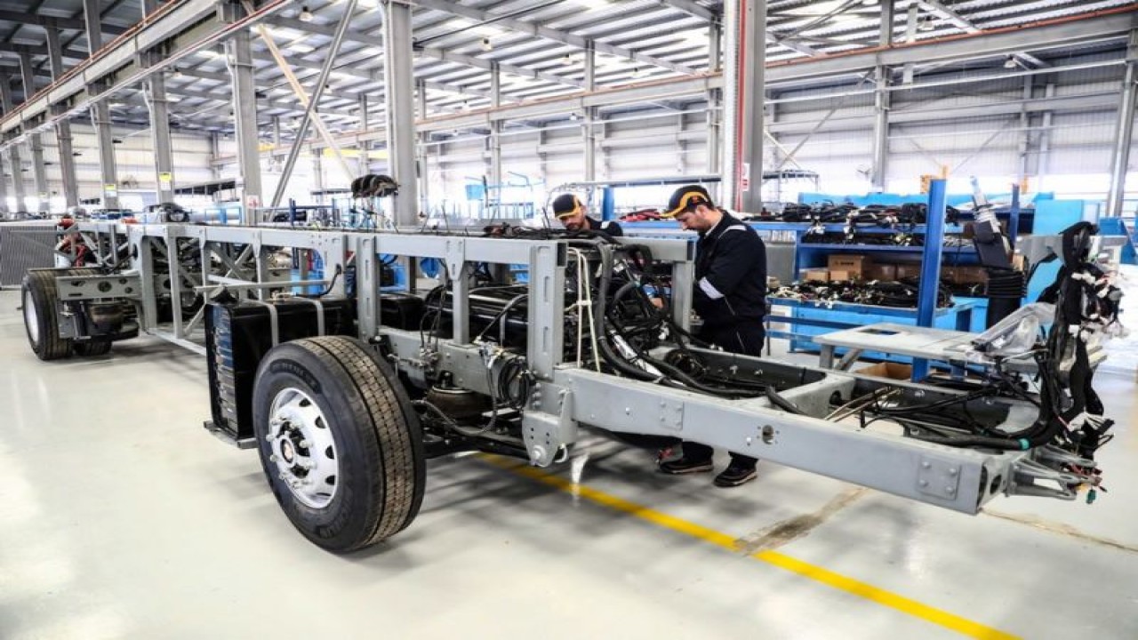 Foto Dokumen: Para pekerja bekerja di pabrik perakitan bus yang dibangun bersama oleh perusahaan China dan Saudi di Kegubernuran Suez, Mesir, pada 28 Februari 2023. ANTARA/Xinhua/Ahmed Gomaa