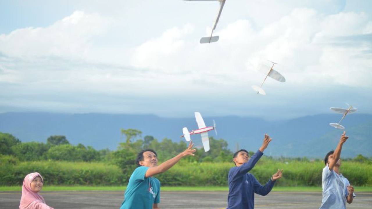 Komunitas Sumbar Rubber Powered Aeromodeling (pesawat tenaga karet) berlatih di Lanud Sutan Sjahrir, Kota Padang, Rabu (29/3/2023). ANTARA/Iggoy el Fitra.