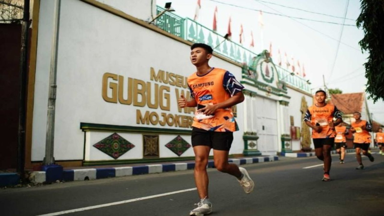 Peserta lomba lari bertajuk Kota Mojokerto 10k Cultural Tourism Run 2023. (ANTARA/HO Pemkot Mojokerto)