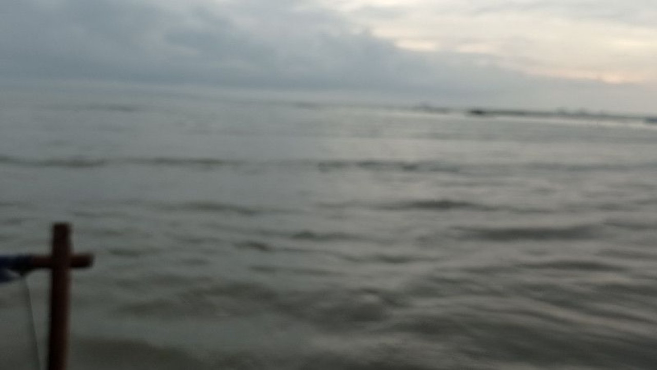 Pesisir kawasan Pantai Carita Kabupaten Pandeglang tertutup kabut Gunung Anak Krakatau di Perairan Selatan Sunda. ANTARA/Mansur
