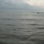 Pesisir kawasan Pantai Carita Kabupaten Pandeglang tertutup kabut Gunung Anak Krakatau di Perairan Selatan Sunda. ANTARA/Mansur-1680255064
