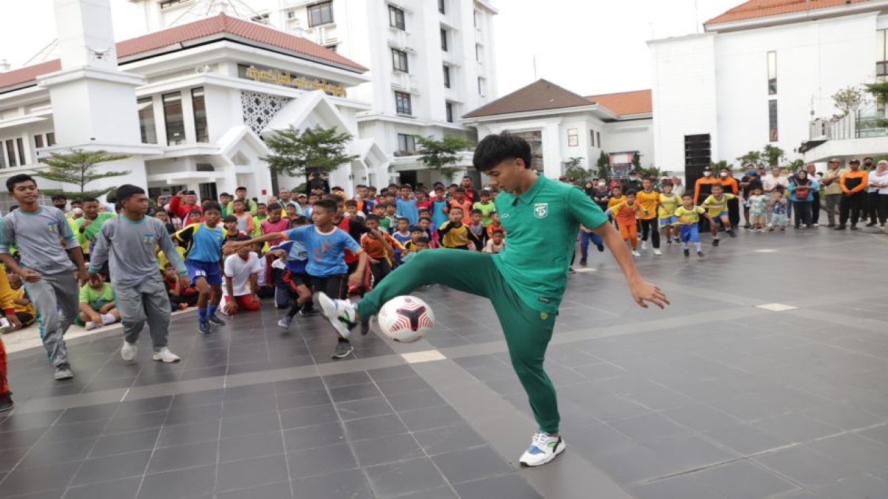 Salah seorang pemain Persebaya saat menggelar coaching clinic hingga fun games di Alun-Alun Kota Surabaya, Minggu (19/3/2023). (ANTARA/HO-Diskominfo Surabaya)