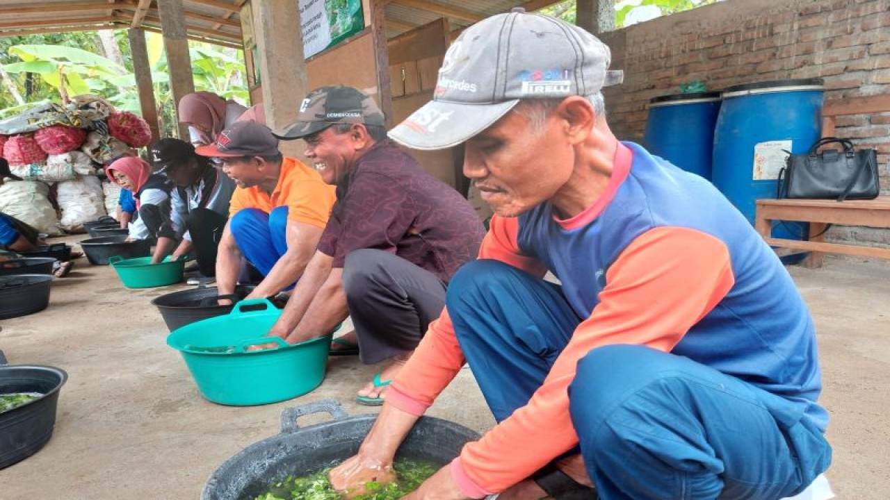 Para petani di Trenggalek dilatih membuat biosaka. ANTARA/HO-Humas Pemkab Trenggalek