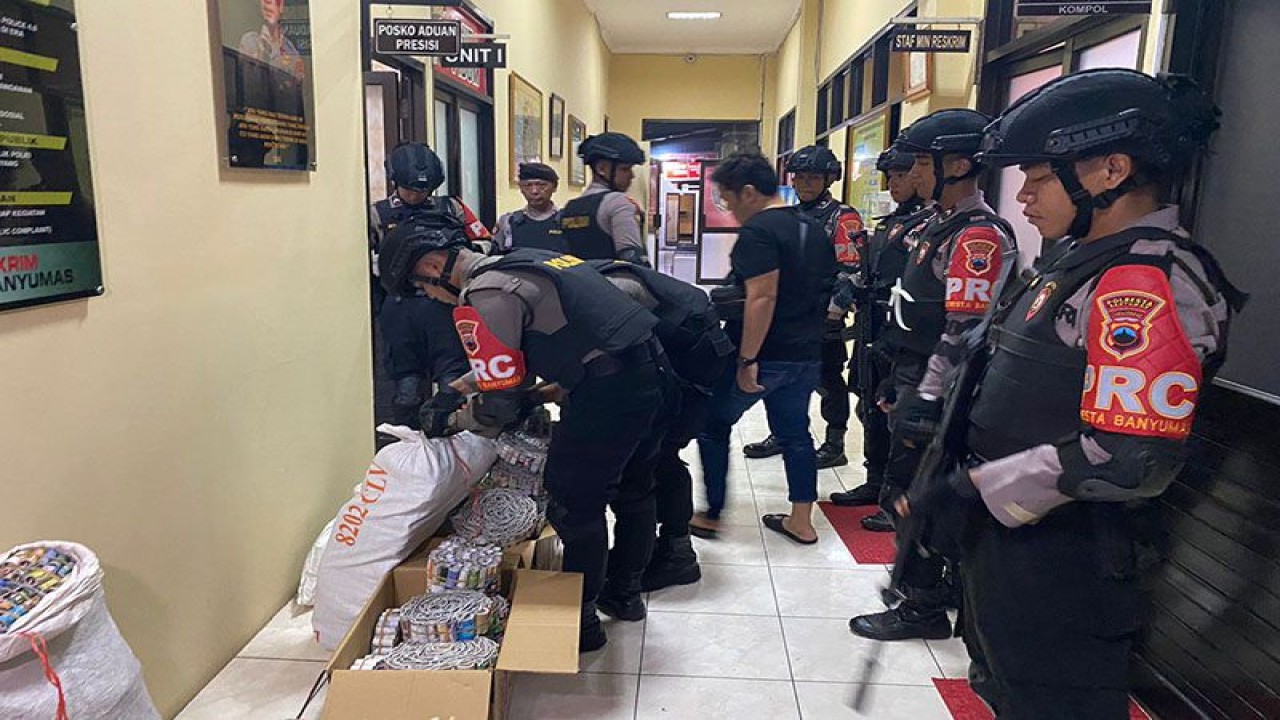 Tim Patroli Presisi Reaksi Cepat (PRC) bersama Petugas Unit Resmob Satreskrim Polresta Banyumas mendata ribuan butir petasan yang berhasil disita di Purwokerto, Kabupaten Banyumas, Jumat (24/3/2023) malam. ANTARA/HO-Polresta Banyumas