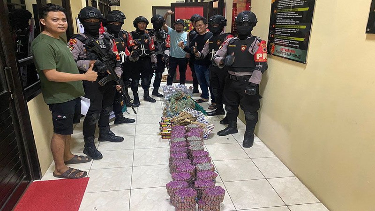 Petugas Unit Resmob bersama Tim Patroli PRC Polresta Banyumas menunjukkan ribuan butir petasan siap edar yang berhasil disita di Purwokerto, Kabupaten Banyumas, pada Minggu (26/3/2023) malam. ANTARA/HO-Polresta Banyumas