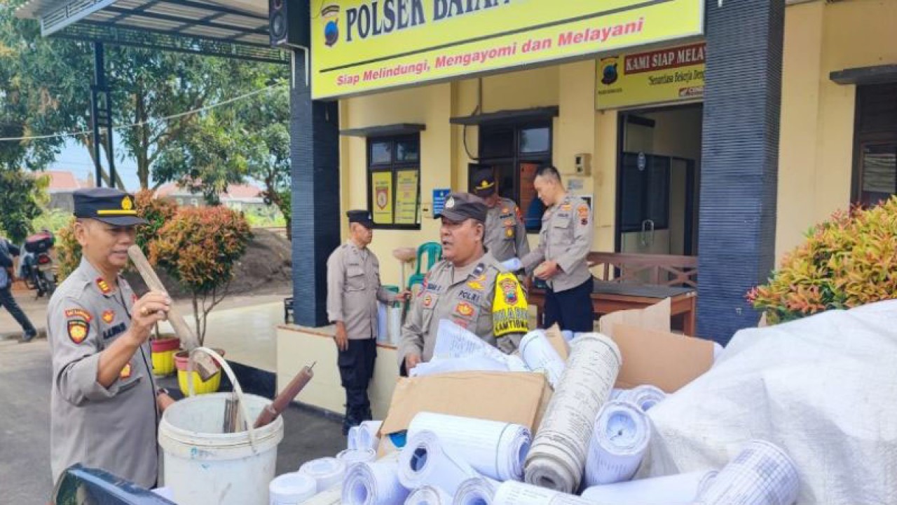 Kepala Kepolisian Resor Batang AKBP Saufi Salamun (kiri) sedang mengecek hasil temuan ratusan selongsong petasan dari hasil patroli rutin, Selasa (28/3/2023). ANTARA/Kutnadi