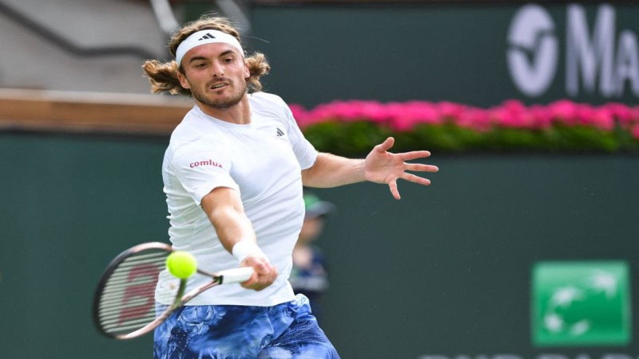 Petenis Yunani Stefanos Tsitsipas melakukan pukulan forehand dalam pertandingan babak kedua BNP Paribas Open melawan petenis Australia Jordan Thompson di Indian Wells, California, AS, Jumat (10/3/2023). (ANTARA/REUTERS/USA TODAY Sports/Jonathan Hui)