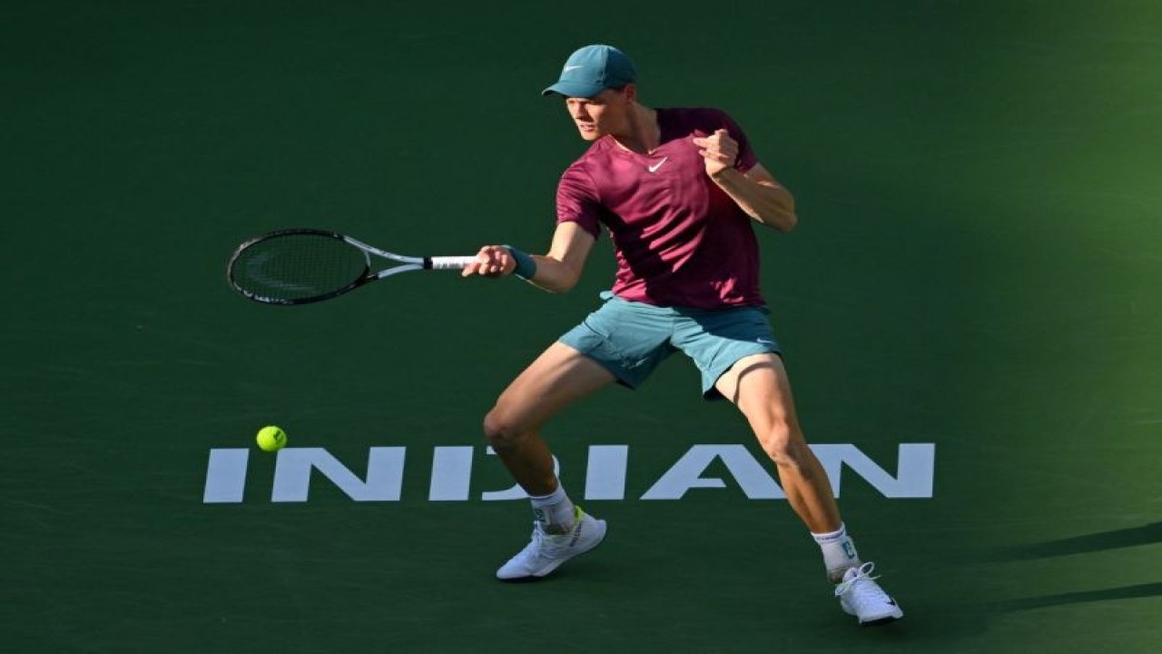 Petenis Italia Jannik Sinner melakukan pukulan saat dia memenangkan pertandingan perempat finalnya mengalahkan petenis AS Taylor Fritz pada BNP Paribas Open di Indian Wells Tennis Garden, California, AS, Kamis (16/3/2023). (ANTARA/REUTERS/USA TODAY SPORTS/Jayne Kamin)