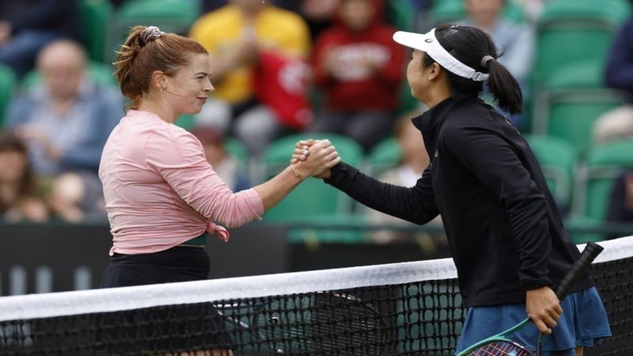 Arsip foto - Petenis Indonesia Aldila Sutjiadi (kanan) menyalami petenis Inggris Beth Grey seusai menelan kekalahan dalam pertandingan kualifikasi Nottingham Open 2022 di Nottingham Tennis Centre, Nottingham, Inggris, Sabtu (4/6/2022). (ANTARA/REUTERS/ACTION IMAGES/Jason Cairnduff)