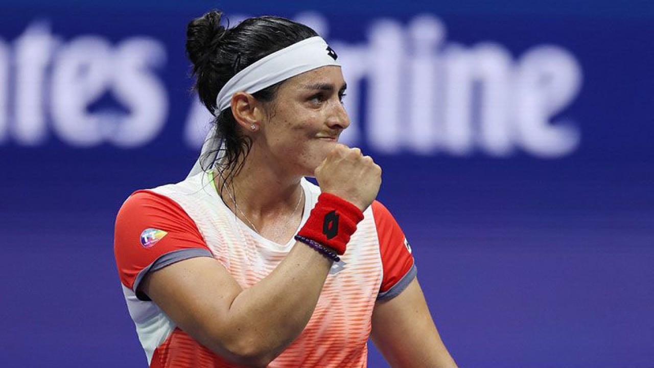 Foto arsip - Petenis Tunisia Ons Jabeur merayakan kemenangan atas petenis Australia Ajla Tomlijanovic pada perempat final tunggal putri US Open 2022 di USTA Billie Jean King National Tennis Center, New York, AS, 6 September 2022. ANTARA/Getty Images via AFP/Al Bello/pri. (Getty Images via AFP/AL BELLO/AL BELLO)