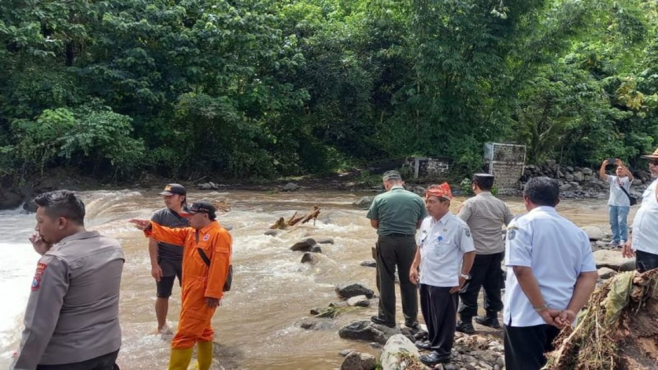 Petugas BPBD Situbondo dan Forpimca Jatibanteng meninjau lokasi jembatan limpas. Kamis (2/3/2023) ANTARA/HO-BPBD Situbondo
