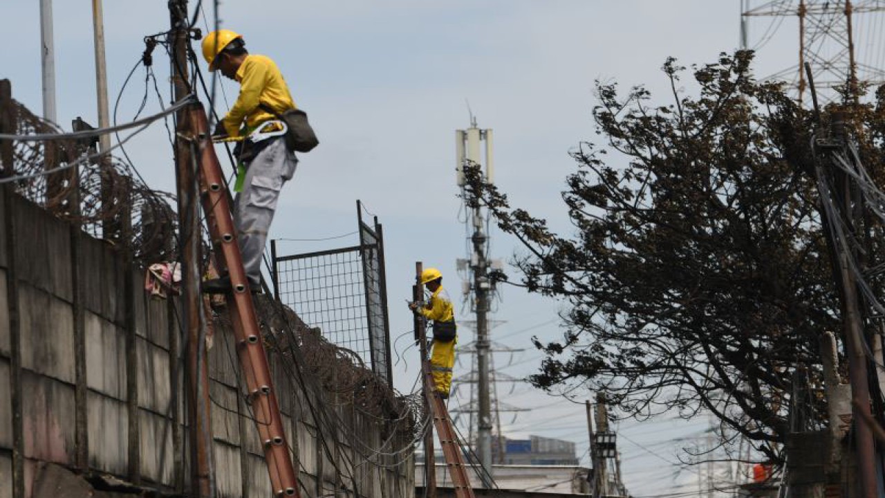 Petugas Suku Dinas Bina Marga Jakarta Utara memperbaiki fasilitas lampu penerangan jalan di permukiman penduduk yang hangus terbakar dampak kebakaran Depo Pertamina Plumpang kawasan Jalan Koramil, Rawa Badak Selatan, Koja, Jakarta, Senin (6/3/2023). ANTARA FOTO/Aditya Pradana Putra/hp.