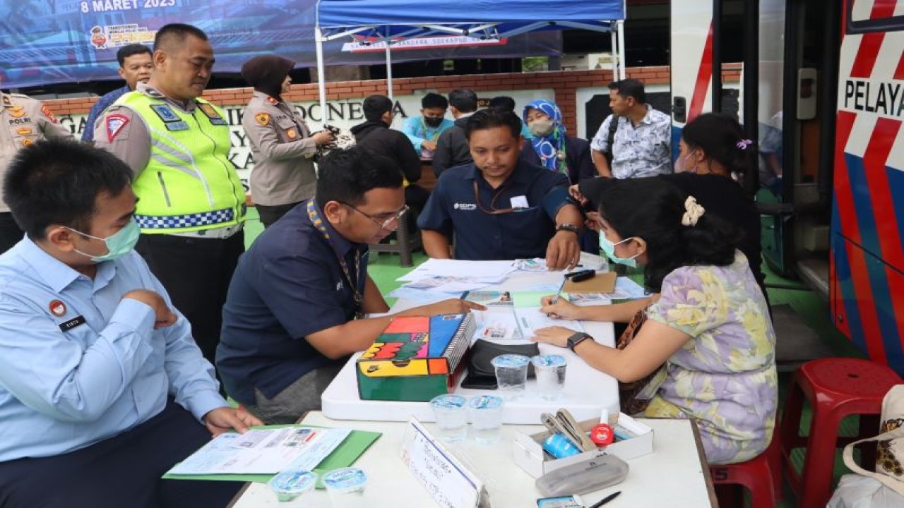Petugas saat melayani para pemohon pengajuan pembuatan dan perpanjangan SIM di lapangan Polresta Bandara Soetta. (HO/Polresta Soetta)
