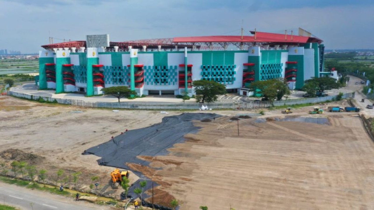 Petugas mengerjakan pengaspalan area parkir sisi utara Stadion Gelora Bung Tomo Surabaya. (ANTARA/HO-Diskominfo Kota Surabaya)
