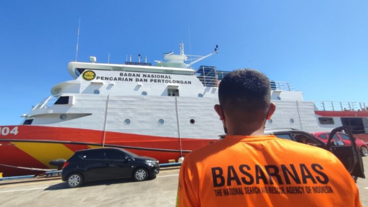 Ilustrasi - Petugas Basarnas Sulsel bersiap melaksanakan operasi pencarian saat kapal KN SAR Kamajaya sandar di Pelabuhan Peti Kemas Pelabuhan Makassar, Sulawesi Selatan. ANTARA/Darwin Fatir.
