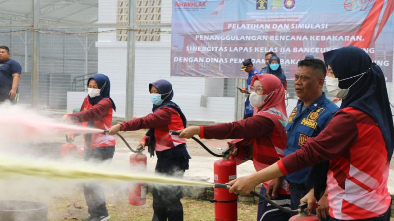Petugas Diskar PB bersama petugas Lapas Banceuy menggelar pelatihan dan simulasi pemadaman kebakaran di Lapas Banceuy, Kota Bandung, Jawa Barat, Rabu (15/3/2023). ANTARA/Bagus Ahmad Rizaldi