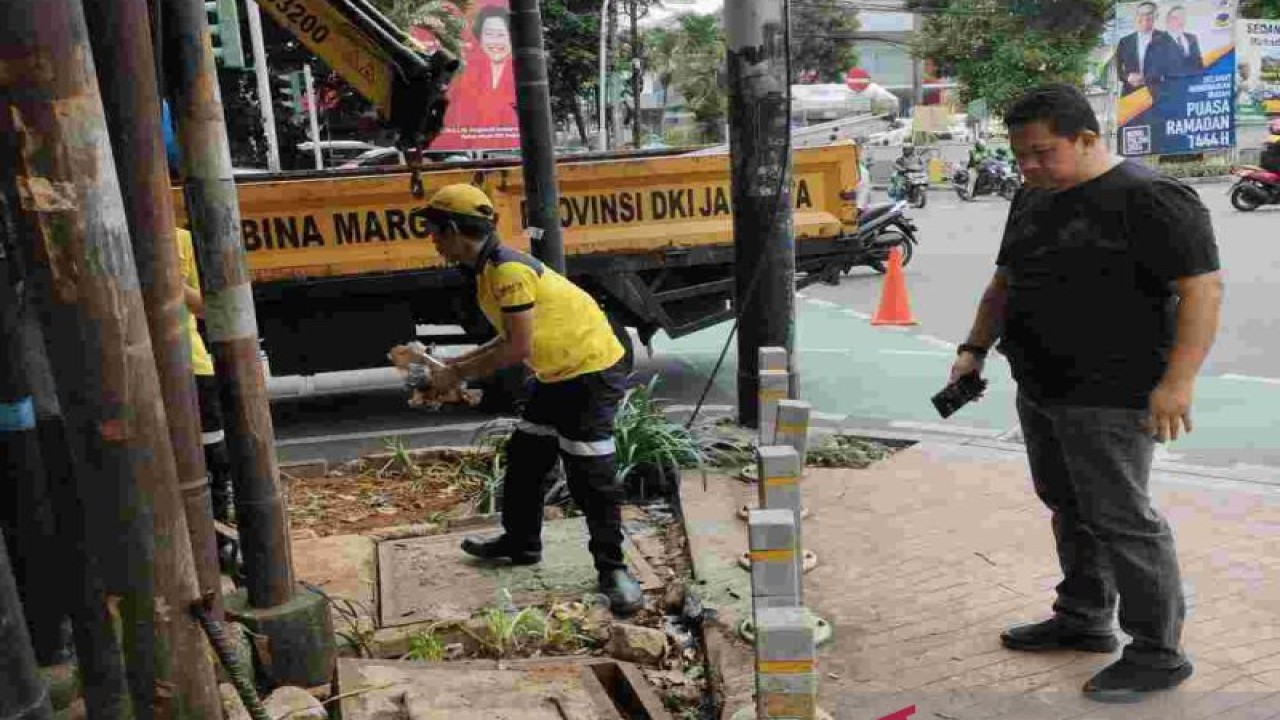 Petugas Dinas Bina Marga DKI menata sarana dan prasarana (sarpras) kota untuk meningkatkan kenyamanan warga Jakarta. (ANTARA/Ho/Pemprov DKI)