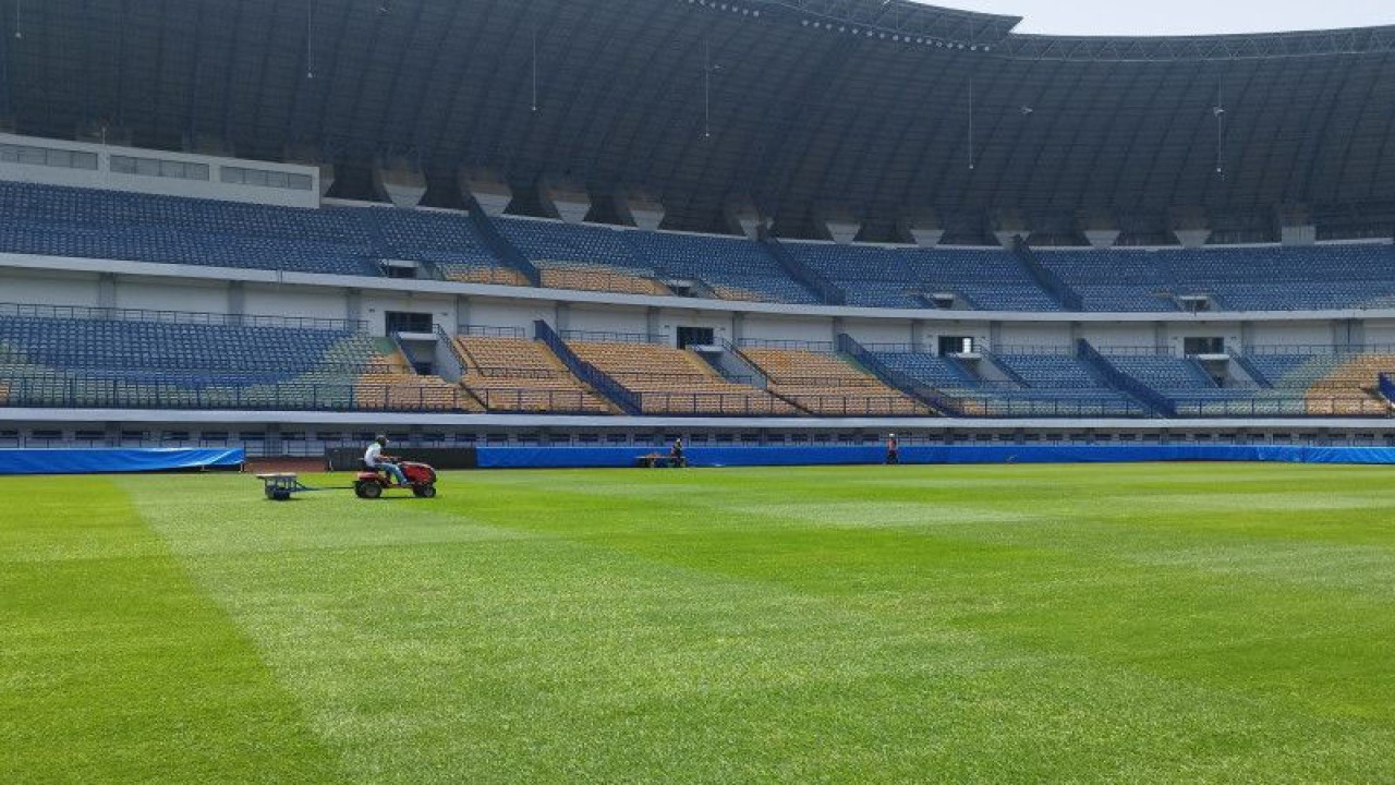 Petugas melakukan perawatan rumput di Stadion Gelora Bandung Lautan Api, Kota Bandung, Jawa Barat, Jumat (24/3/2023). (ANTARA/Bagus Ahmad Rizaldi)