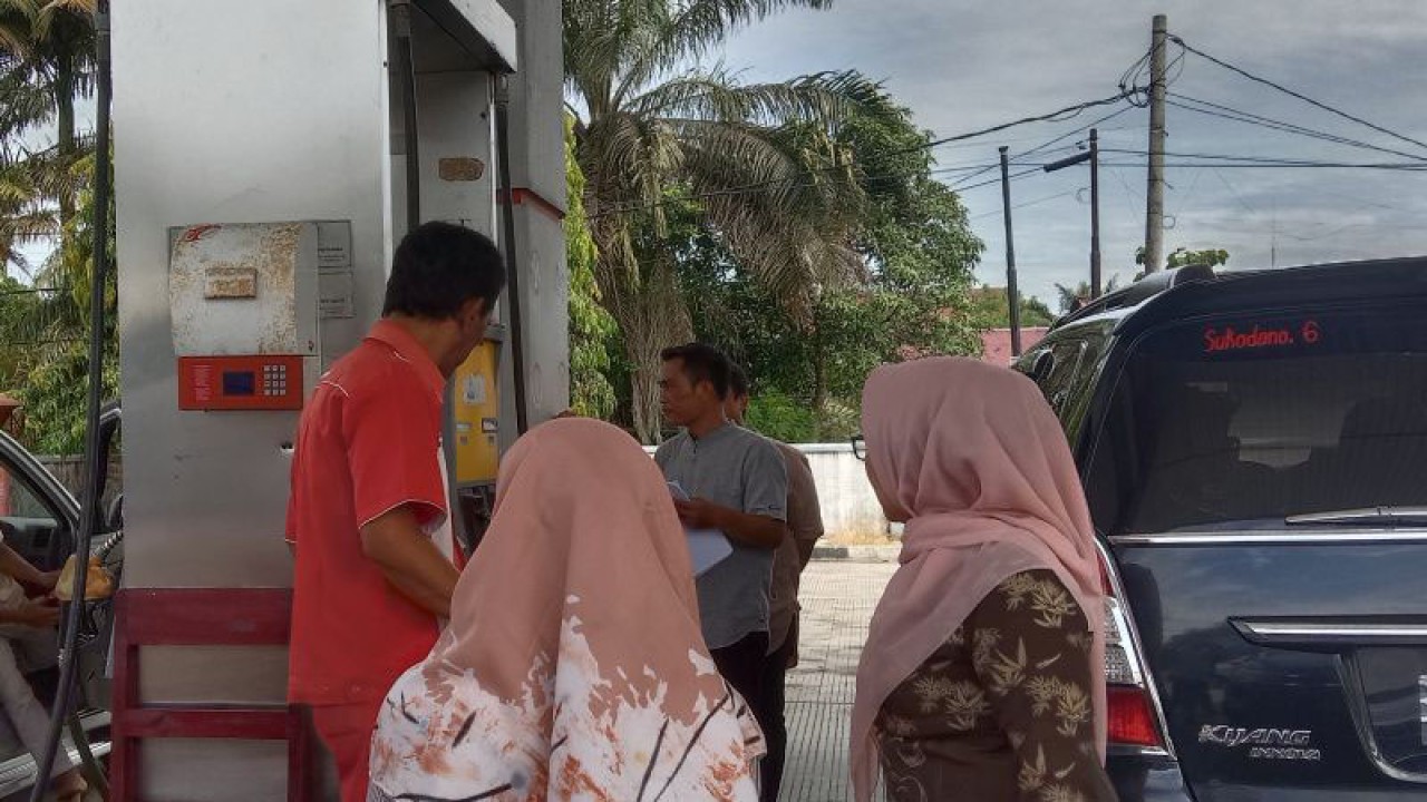 Petugas Dinas Perindustrian, Perdagangan Koperasi, dan Usaha Kecil Menengah Kabupaten Mukomuko melakukan pengawasan di SPBU Kelurahan Bandar Ratu, Rabu (29/3/2023) ANTARA/Ferri Aryanto.