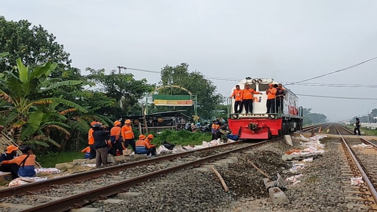 Petugas bersiap memperbaiki jalur yang rusak setelah terjadi tabrakan antara truk gandeng dengan kereta api di perlintasan nomor 76 antara Stasiun Jombang - Stasiun Sembung, Jombang, Jawa Timur, Kamis (30/3/2023) pagi. ANTARA/ HO- Daop 7 Madiun