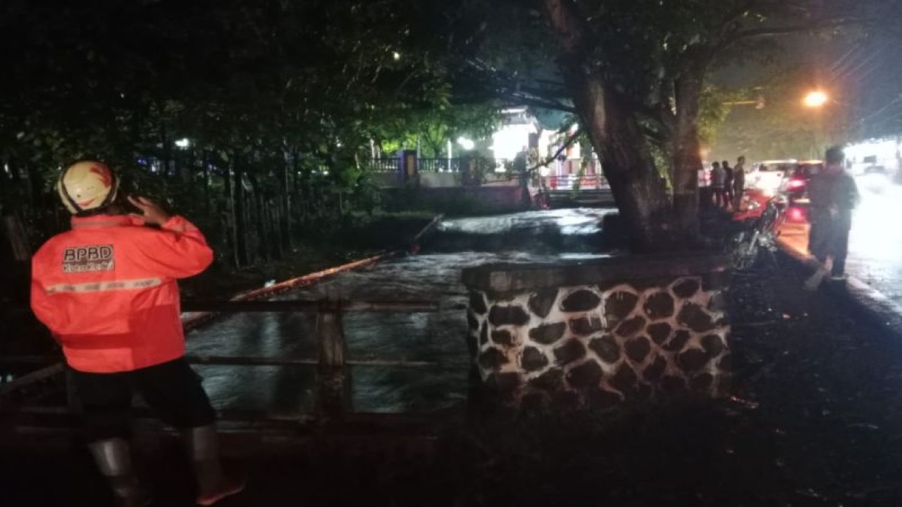 Petugas BPBD Kota Kediri mencari dua anak yang hanyut di Sungai Kaliombo, Kota Kediri, Jawa Timur, Sabtu (25/3/2023) malam. ANTARA/ HO-BPBD Kota Kediri
