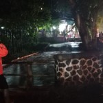 Petugas BPBD kota Kediri cari dua anak hanyut di sungai Kaliombo-1679797680