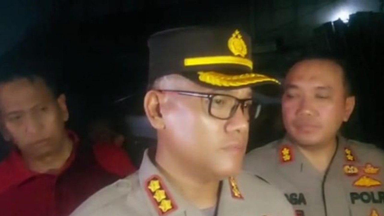 Kapolres Metro Jakarta Utara Kombes Pol Gidion Arif Setyawan meninjau lokasi diduga ada korban yang tertimbun bangunan imbas dari kebakaran Depo Pertamina Plumpang, Jakarta Utara, Sabtu (4/3/2023) malam. ANTARA/Ricky Prayoga