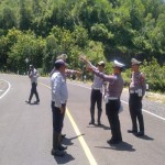 Petugas melakukan mensurvei jalur mudik dan jalur wisata. (ANTARA/HO-Dokumen Dinas Perhubungan Gunungkidul)-1680257264