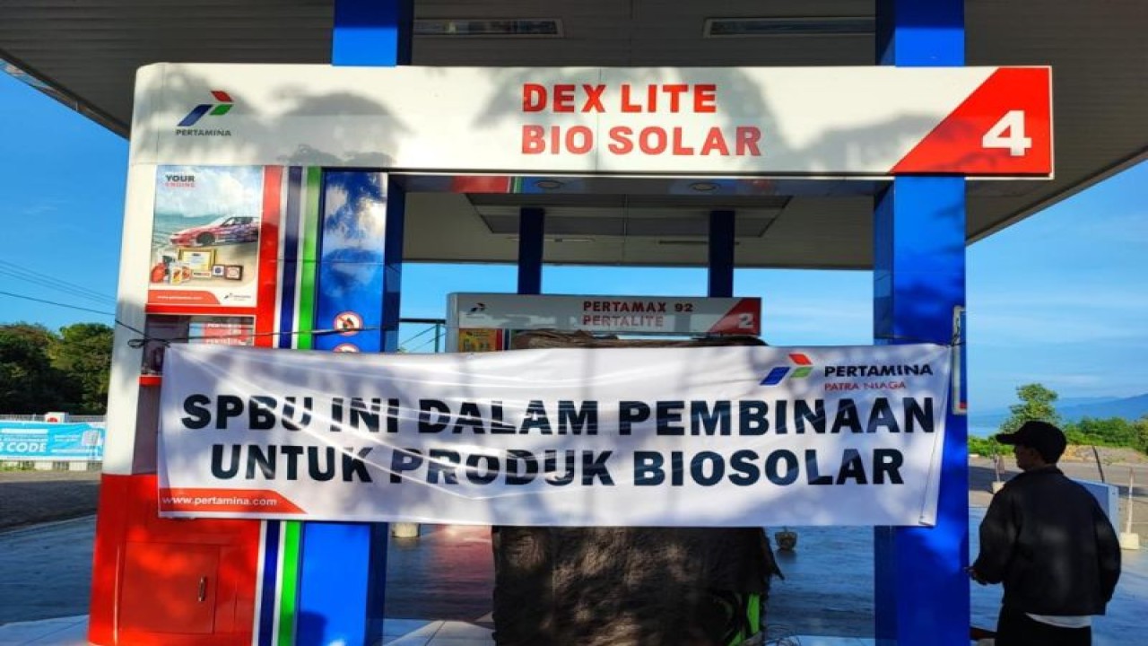 Petugas memasang spanduk sanksi kepada SPBU di NUbatukan, Lembata yang nakal. ANTARA/Ho-Humas Pertamina