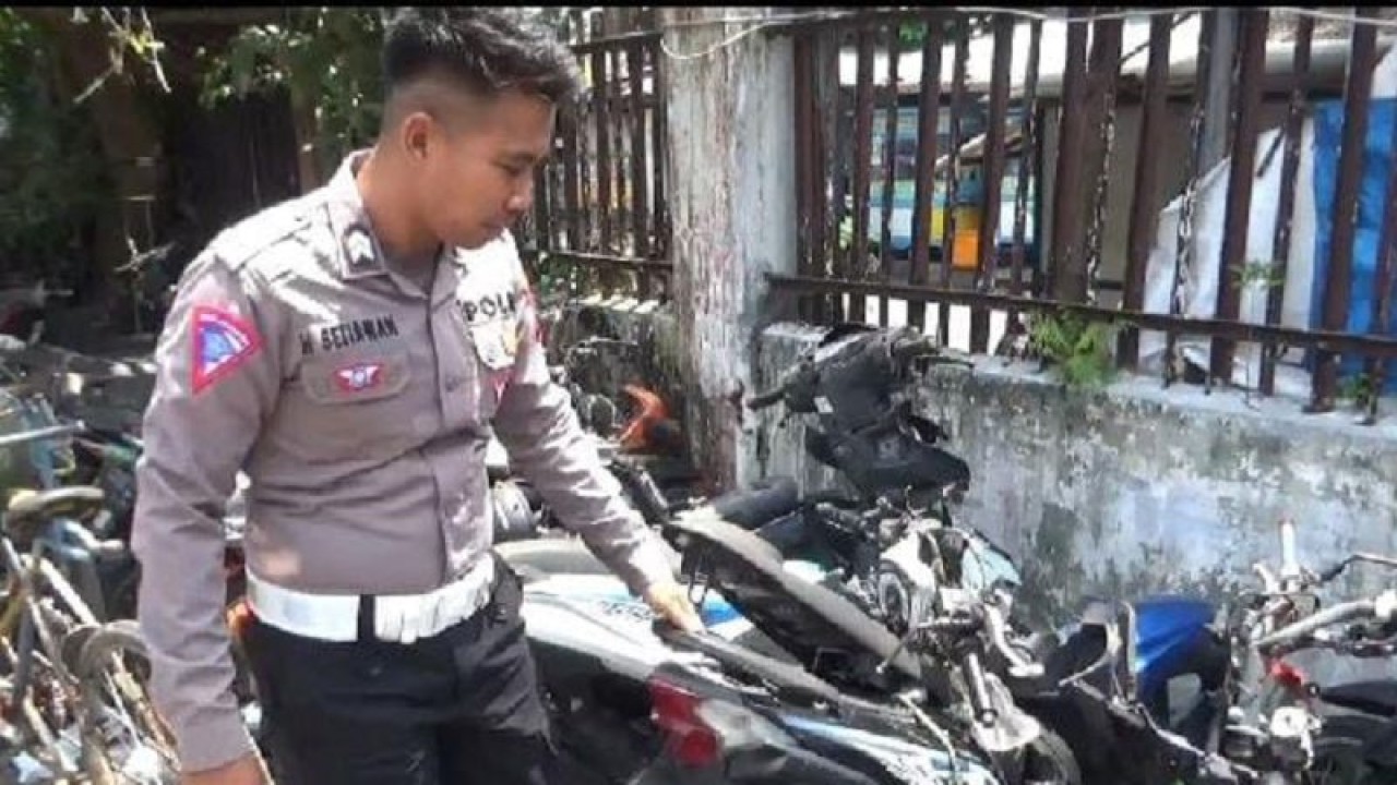 Petugas menunjuk sepeda motor hasil curian yang disita petugas. ANTARA/HO-Polres Bangkalan