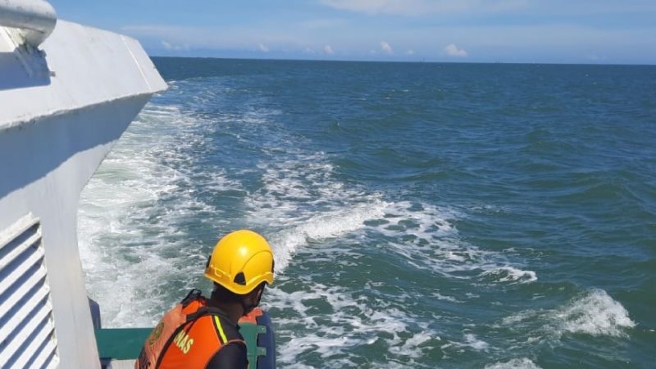 Pencarian korban jatuh ke laut dari KM Tidar masih terus berlangsung. Pada Sabtu, tim penyelemat dari Basarnas Balikpapan menyusuri laut hingga 8 mil ke arah selatan-barat daya dari titik awal korban jatuh ke laut di hari Rabu(22/3/2023). ANTARA/HO-Basarnas
