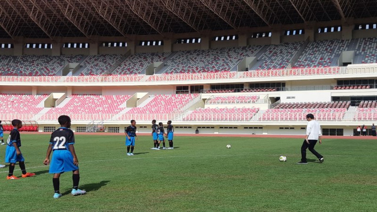 Presiden RI Joko Widodo bermain sepak bola bersama-sama para siswa PFA saat peluncuran Papua Football Academy di Stadion Lukas Enembe, Kabupaten Jayapura pada 31 Agustus 2022 (ANTARA/Ardiles Leloltery)