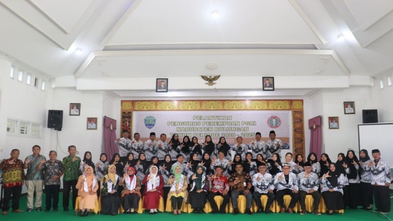 Bupati Bulungan dan jajaran mengabadikan momen bersama sejumlah pengurus PGRI dan Badan Pengurus Khusus Perempuan PGRI Bulungan pada 25 Maret 2023 di Tanjung Selor. (ANTARA/HO-Badan Pengurus Khusus Perempuan PGRI Bulungan)