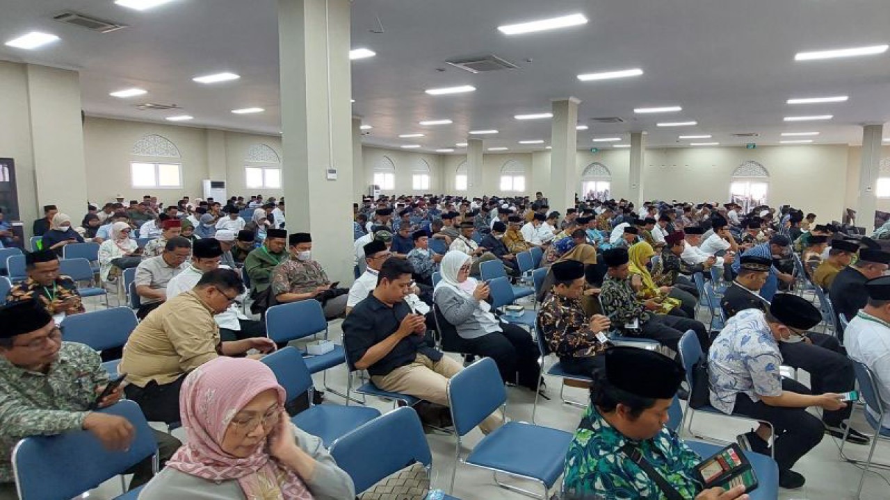 Sebanyak 570 orang mengikuti seleksi calon Petugas Haji Daerah (PHD) Provinsi Jawa Barat Tahun 1444/2023 Masehi di Asrama Haji Indramayu, Kabupaten Indramayu, Jawa Barat, Sabtu (4/3/2023). (ANTARA/Ajat Sudrajat)