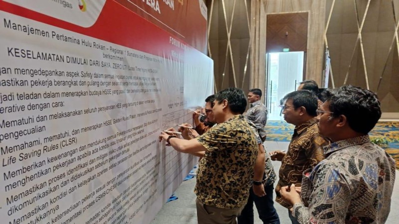 Penguatan keselamatan kerja di lingkungan PT Pertamina Hulu Rokan (PHR) ditandai dengan penandatanganan komitmen bersama pada acara Pertemuan Forum Mitra Kerja 2023, di Ballroom SKA Coex, Pekanbaru, Riau, Kamis (16/3/2023). ANTARA/HO-PHR.