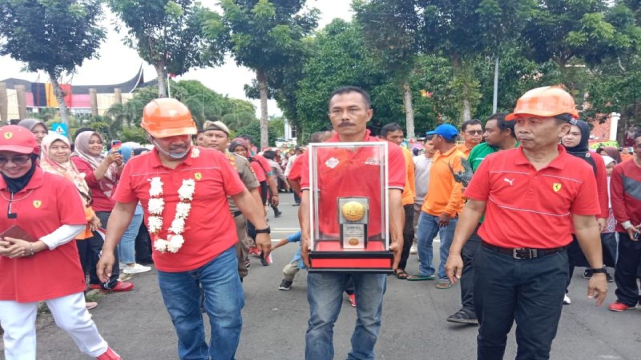 Bupati Agam Andri Warman saat membawa Piala Adipura memperlihatkan kepada masyarakat Lubukbasung Agam (ANTARA/HO).