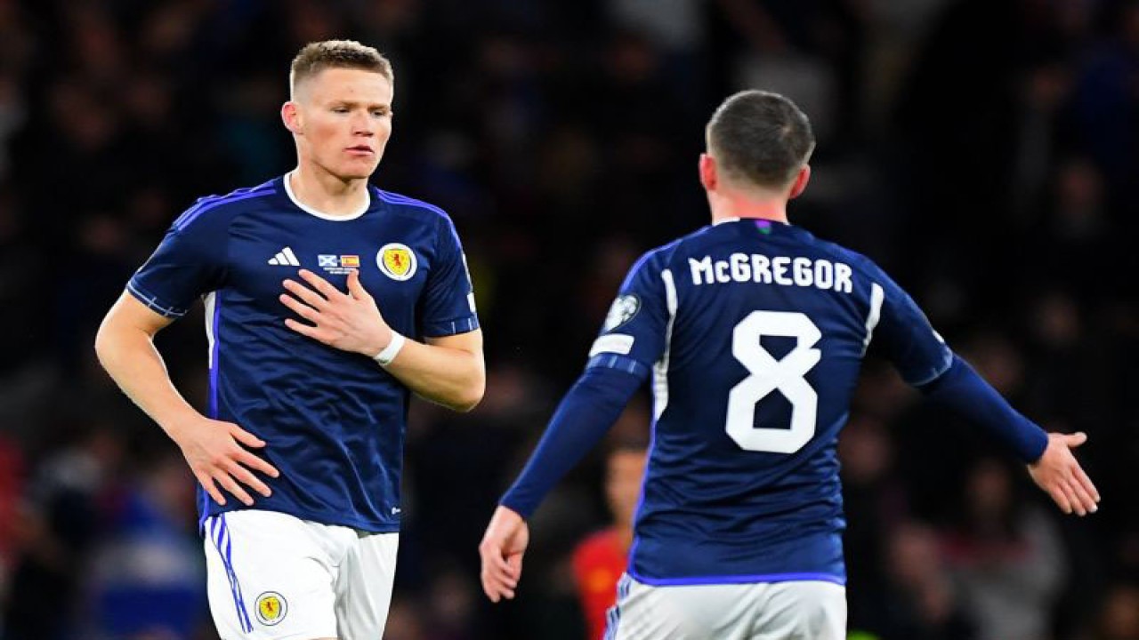 Selebrasi Scott McTominay (kiri) setelah mencetak gol pembuka timnas Skotlandia dalam pertandingan Grup A Kualifikasi Piala Eropa 2024 melawan Spanyol di Hampden Park stadium pada 29 Maret 2023. ANTARA/AFP/ANDY BUCHANAN