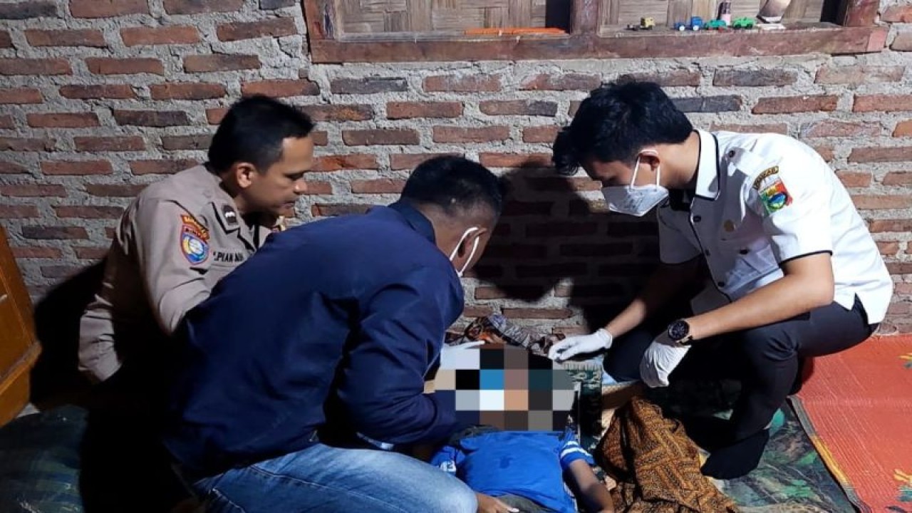 Pihak kepolisian dan tim medis dan keluarga korban saat di rumah duka, Rabu (ANTARA/HO-Polsek Pugung)