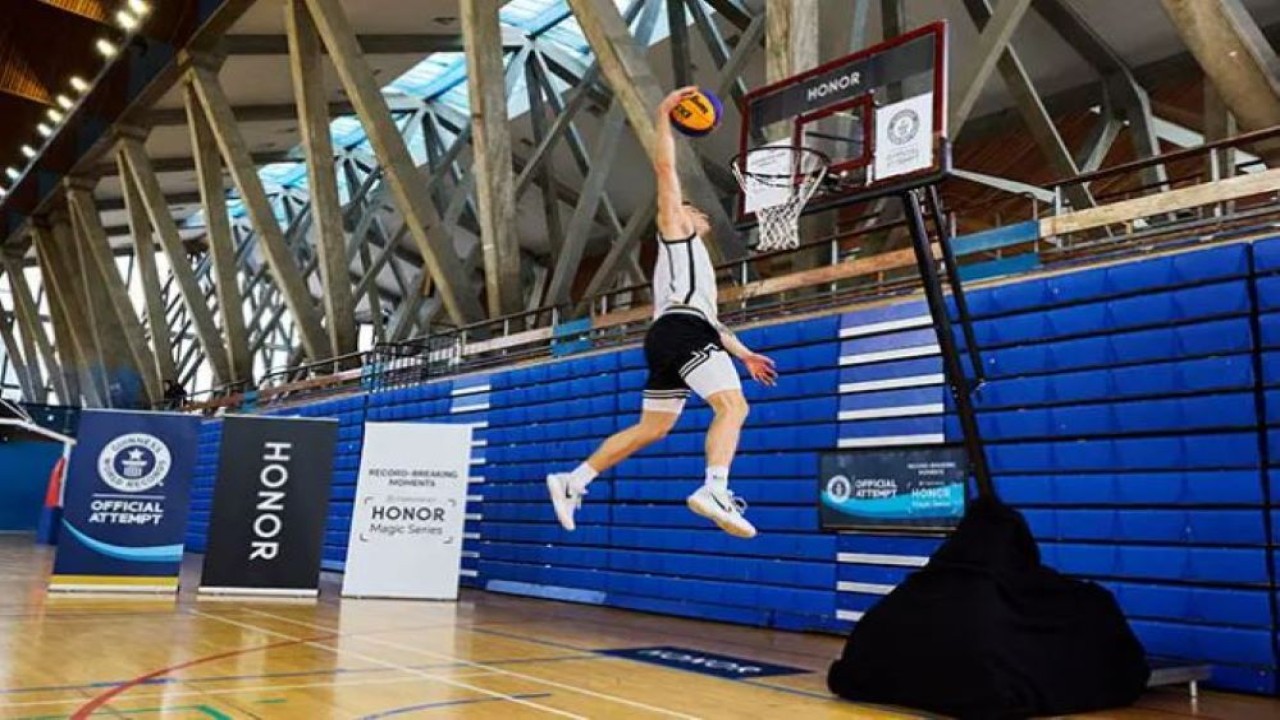 Piotr Grabowski sukses memecahkan rekor dunia dengan aksi slam dunk tertinggi. (Istimewa/Guinness World Record)