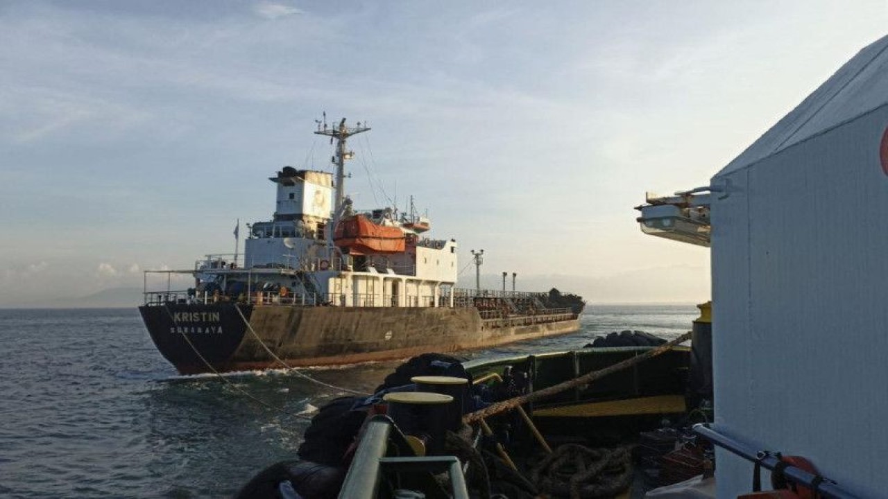 PT Pertamina International Shipping (PIS) bakal melakukan investigasi lebih lanjut penyebab kapal MT Kristin terbakar di perairan barat Pulau Lombok pada Minggu (26/3/2023). ANTARA/HO-PIS.