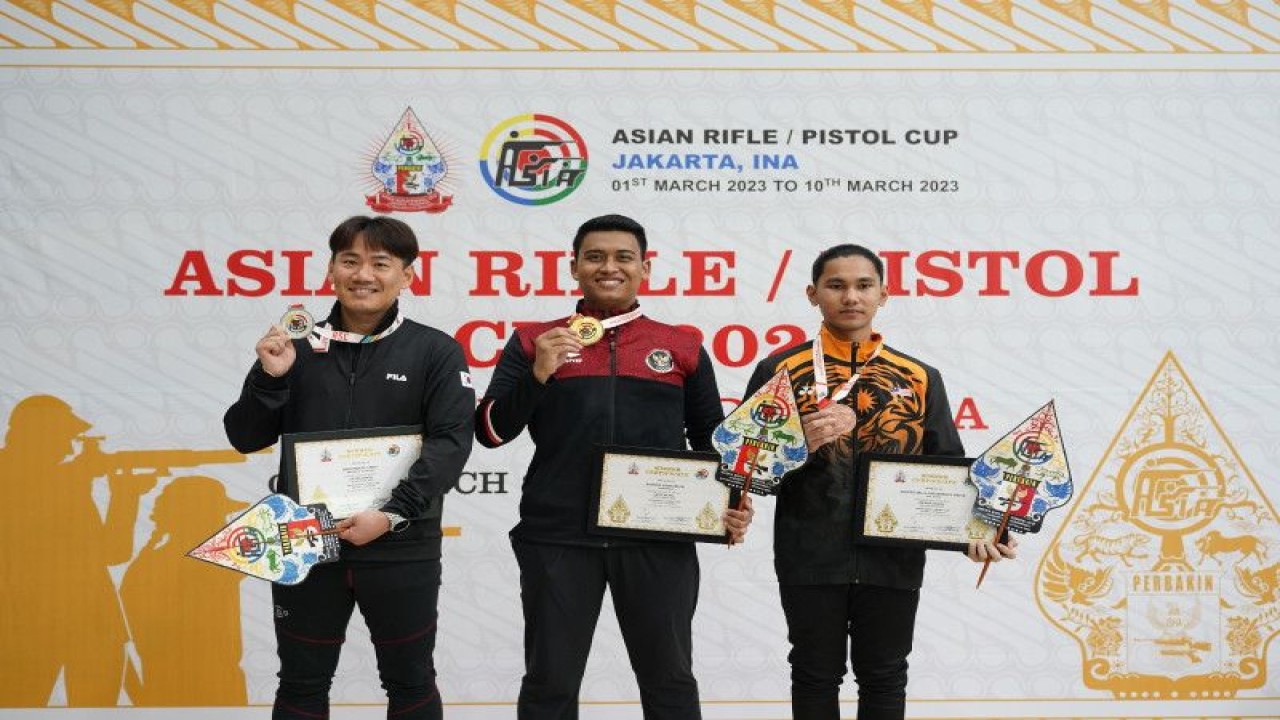 Fathur Gustafian (tengah) meraih medali emas nomor 10 meter Rifle Putra kategori senior Piala Asia Rifle/Pistol 2023 usai mengalahkan Byounggil Choo asal Korea Selatan (kiri) dengan 17-15 pada final di Lapangan Tembak Senayan, Jakarta, Jumat (3/3/2023). Sementara perunggu menjadi milik wakil Malaysia Haritz Iklil Bin Hessly Hafiz (kanan). (ANTARA/HO-Perbakin)