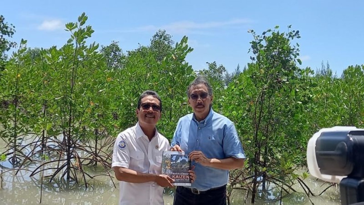 Penjabat Gubernur Kepulauan Bangka Belitung Ridwan Djamaluddin bersama Menteri Kelautan dan Perikanan Sakti Wahyu Trenggono (Aprionis/ANTARA)
